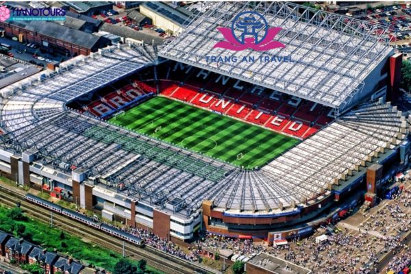 ĐẾN THĂM SÂN VẬN ĐỘNG OLD TRAFFORD – NGÔI NHÀ CỦA NHỮNG NGÔI SAO ĐÁ BÓNG