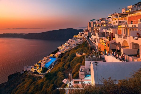 Ngắm hoàng hôn trên đảo Santorini