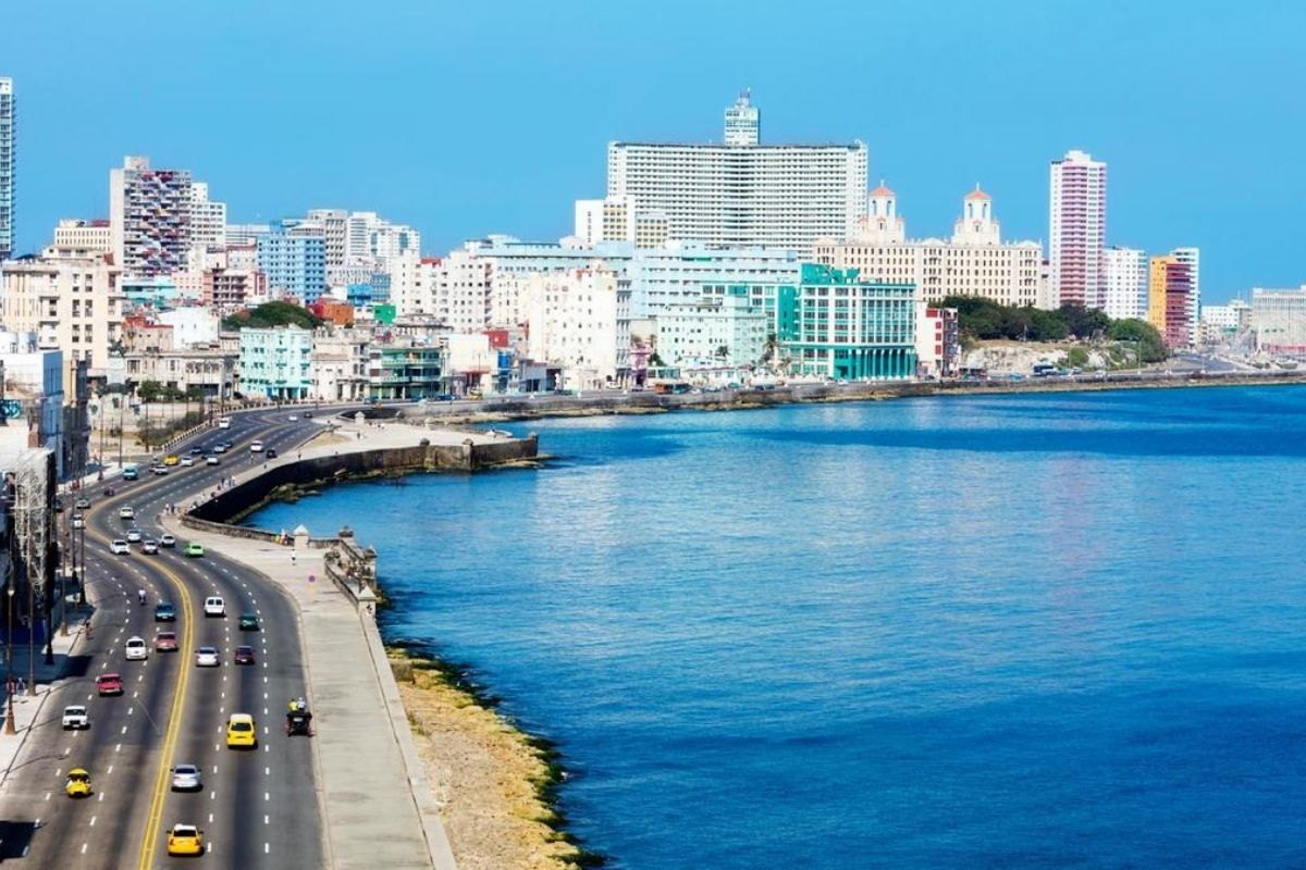 Con đường Malecon dọc bến cảng Havana