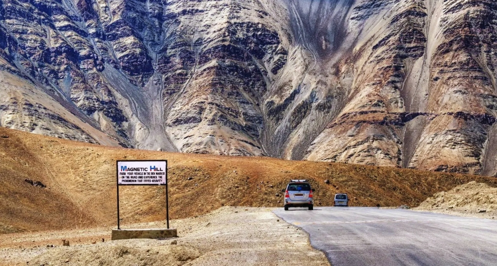 Ngọn đồi kỳ lạ ở Ấn Độ: Tắt máy xe vẫn có thể tự leo dốc