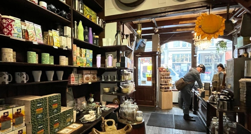 Không gian bên trong quán cà phê cổ ở Amsterdam, Hà Lan