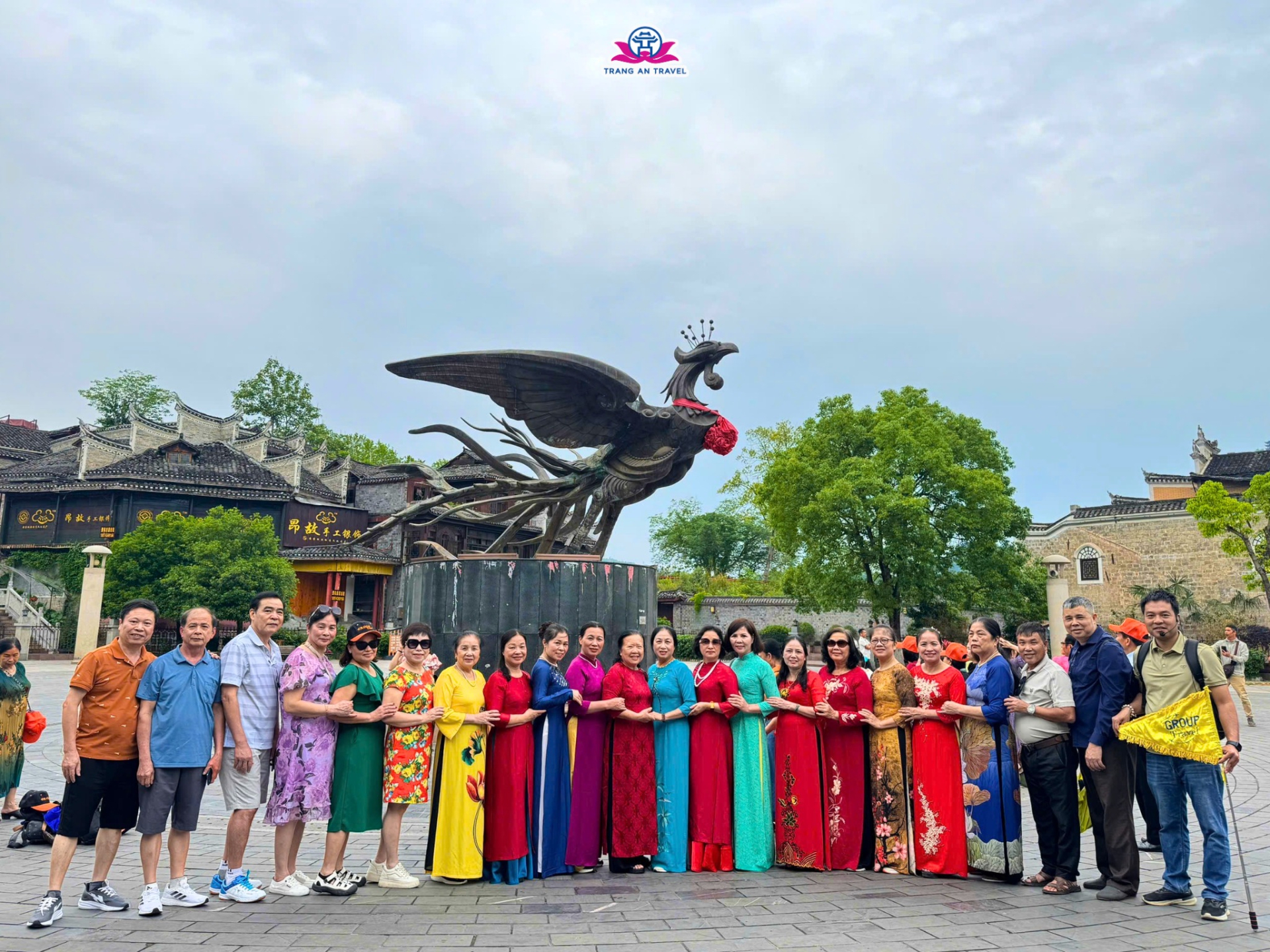 Đoàn du lịch TRƯƠNG GIA GIỚI - PHƯƠNG HOÀNG CỔ TRẤN