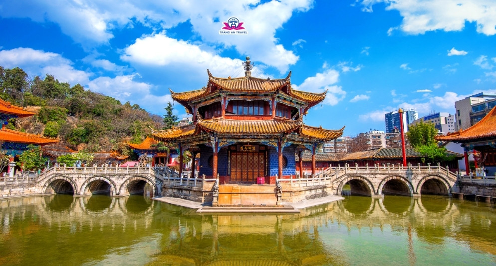 Mùa Thu Côn Minh – Khi Thành Phố Mùa Xuân Nhuộm Vàng Trầm Lặng