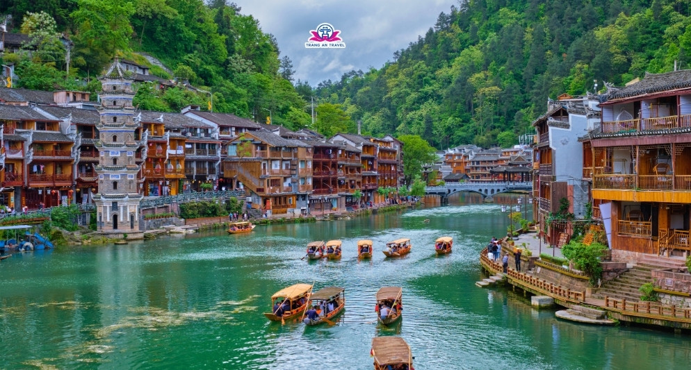 Khám Phá Phượng Hoàng Cổ Trấn – Viên Ngọc Bên Dòng Đà Giang Trong Tour Trung Quốc