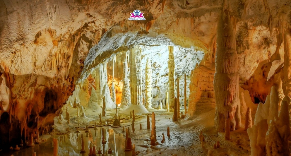 Hang Grotte di Frasassi, Ý