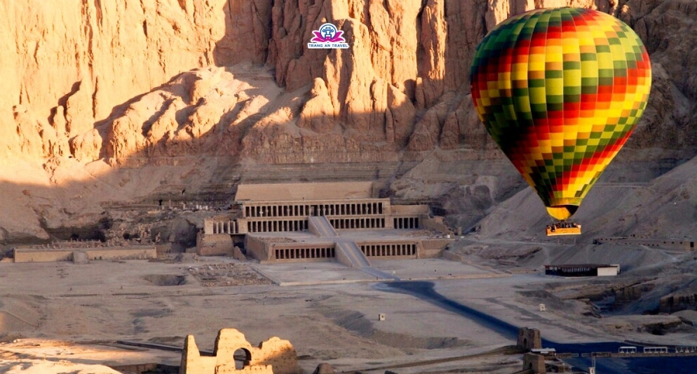Bay khinh khí cầu ở Luxor, dấu ấn khó quên trong tour Ai Cập 2025