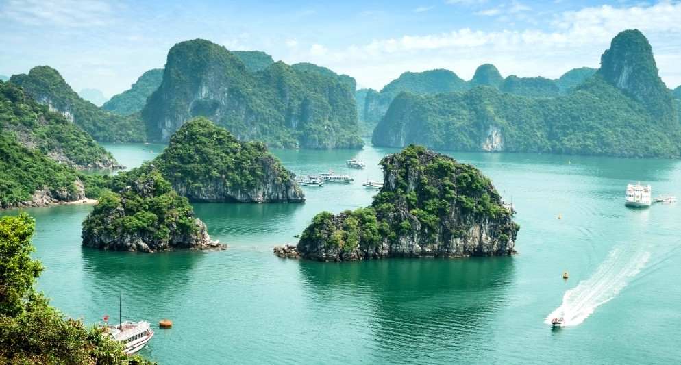 Kinh nghiệm du lịch Hạ Long mới nhất hè 2025 – Vì sao gia đình nên lựa chọn tour trọn gói?