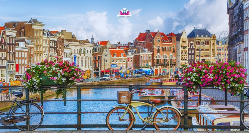 Du lịch Amsterdam bằng xe đạp có gì thú vị?