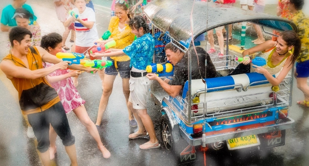 Lễ hội Té nước Songkran 2025 chơi đâu vui nhất?